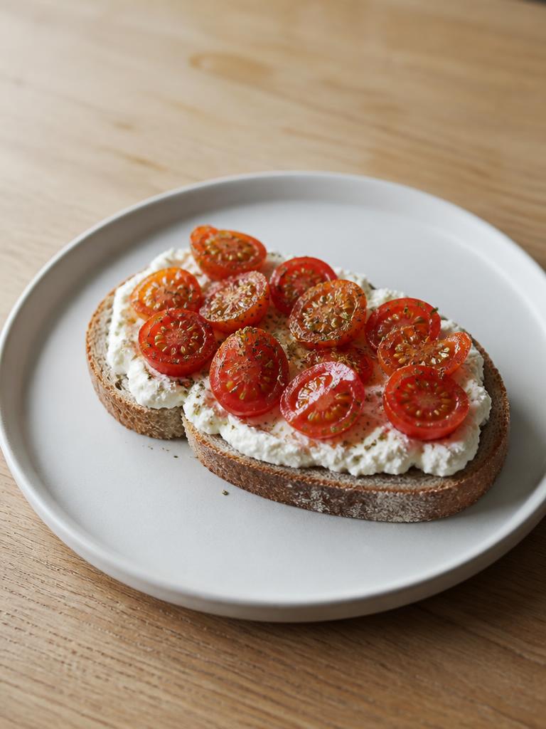 Tartines à la ricotta, tomates cerises et origan
