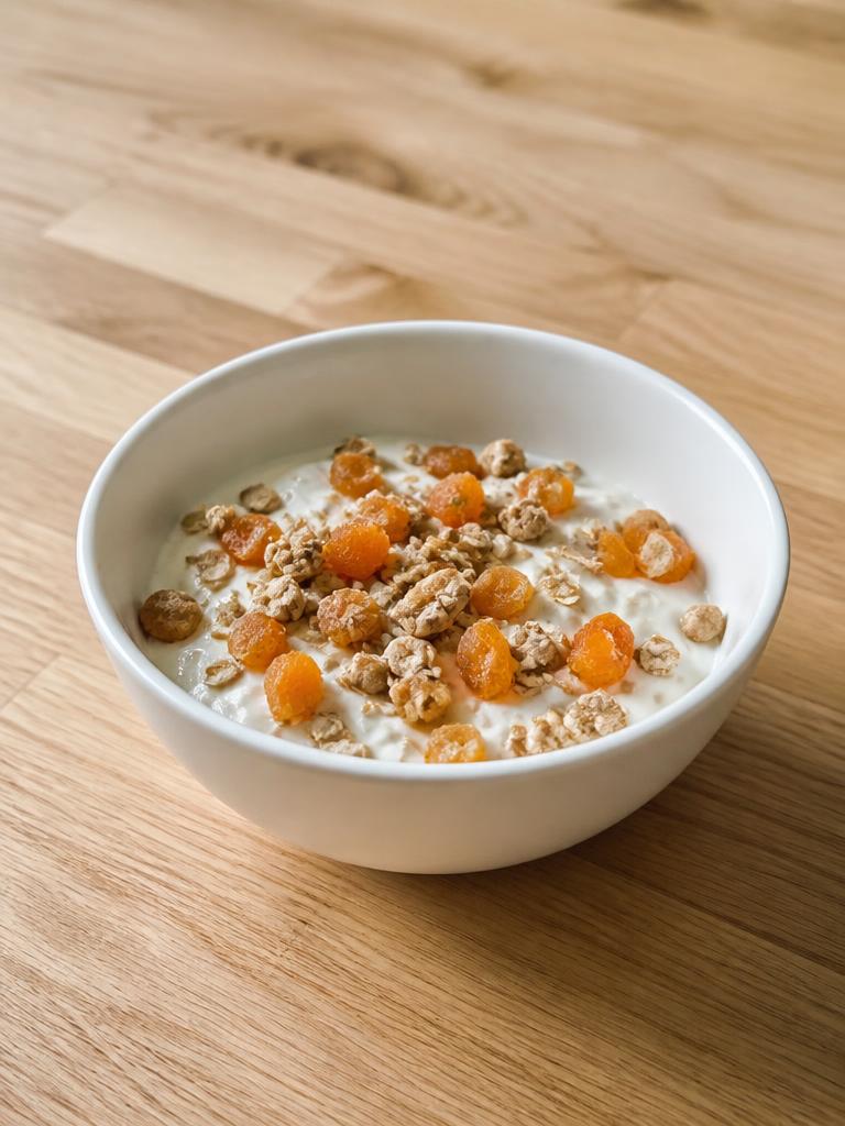 Bol de fromage blanc, muesli et abricots secs