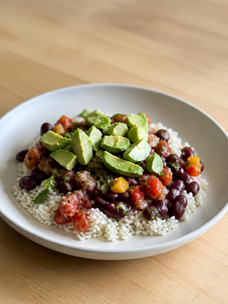 Boîte mexicaine aux haricots rouges et avocat