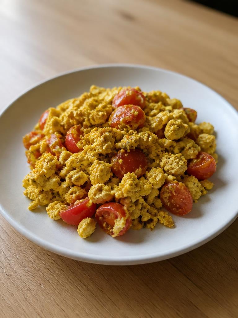 Tofu brouillé au curcuma et tomates cerises