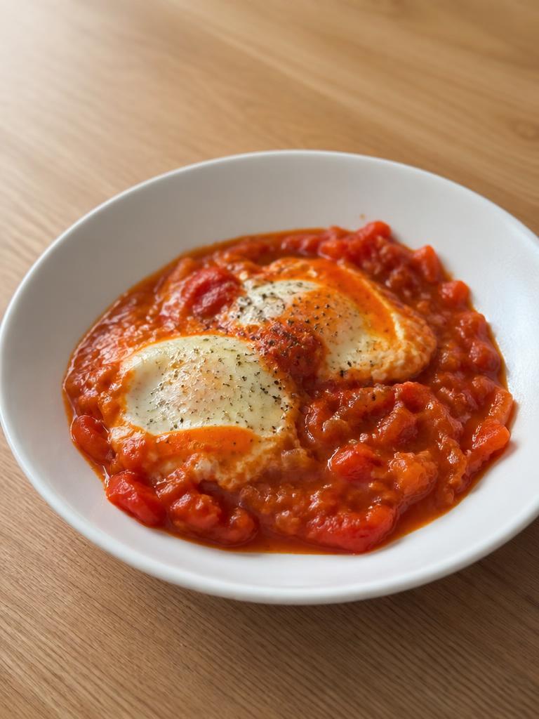 Œufs pochés à la tomate et aux poivrons