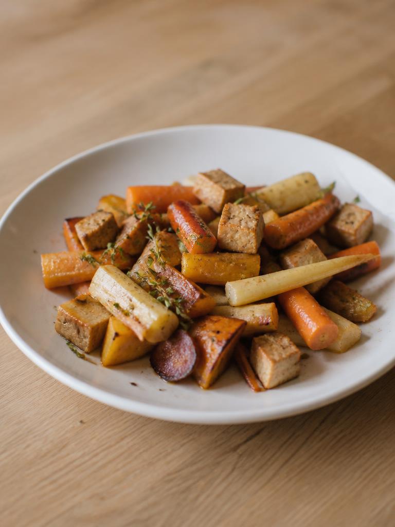 Légumes racines rôtis au tofu fumé et au thym