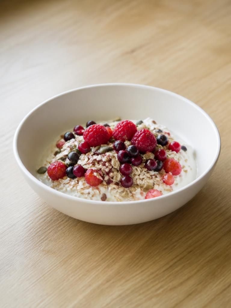 Bol de skyr aux fruits rouges et au muesli