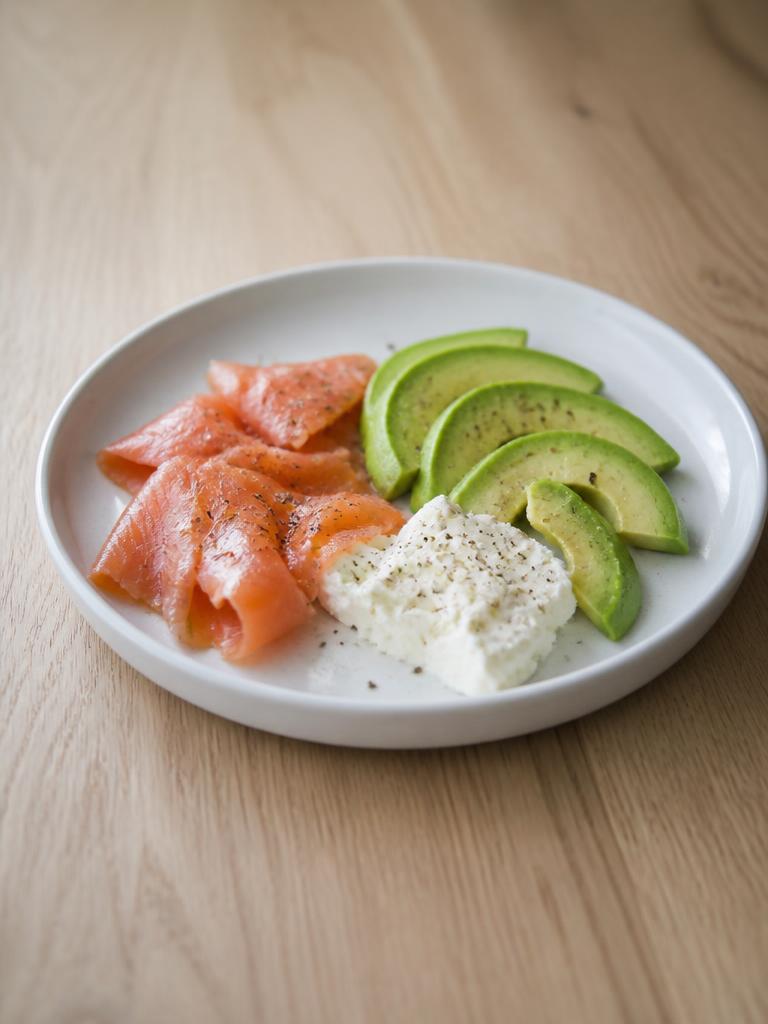 Assiette de saumon fumé, avocat et fromage frais