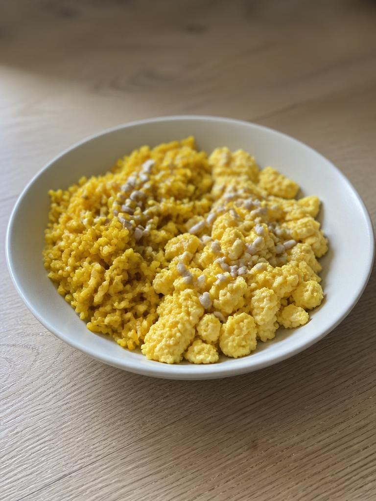 Riz au curcuma, œufs brouillés et graines de tournesol