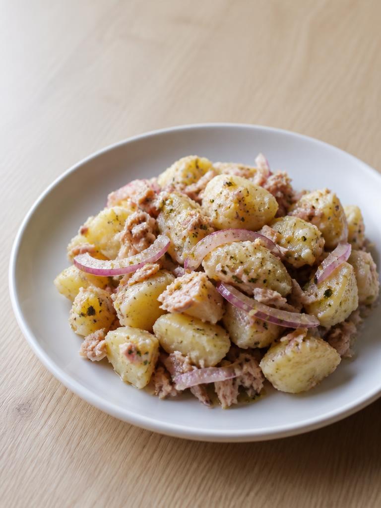 Salade de pommes de terre au thon et oignon rouge