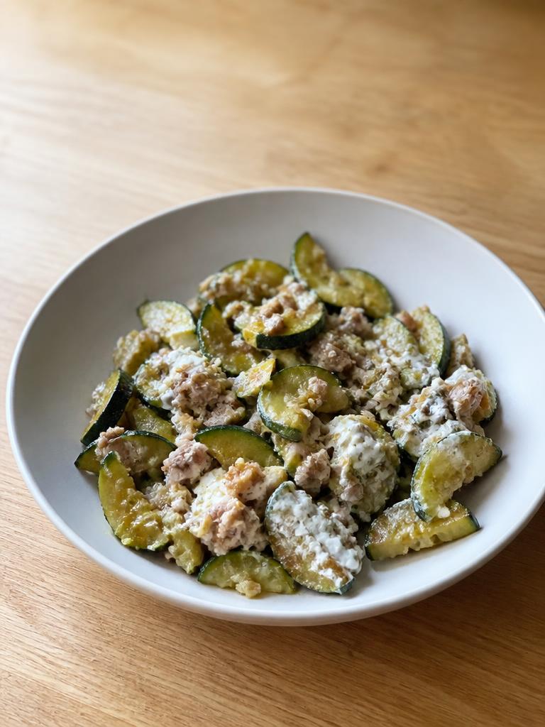Poêlée de courgettes au thon et fromage blanc