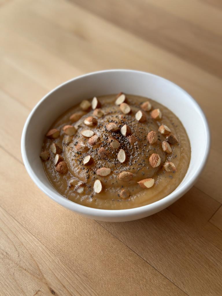 Bol de compote, amandes et graines de chia
