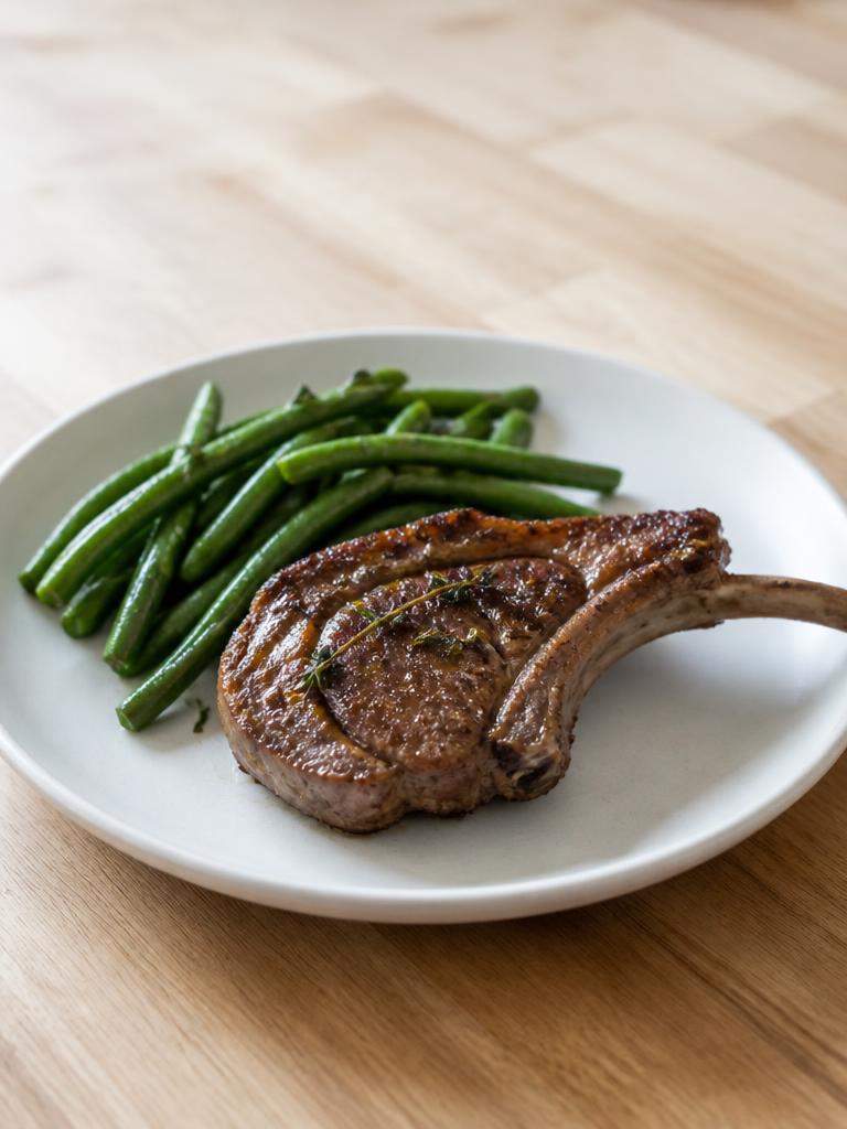 Côtelettes d'agneau au thym et haricots verts