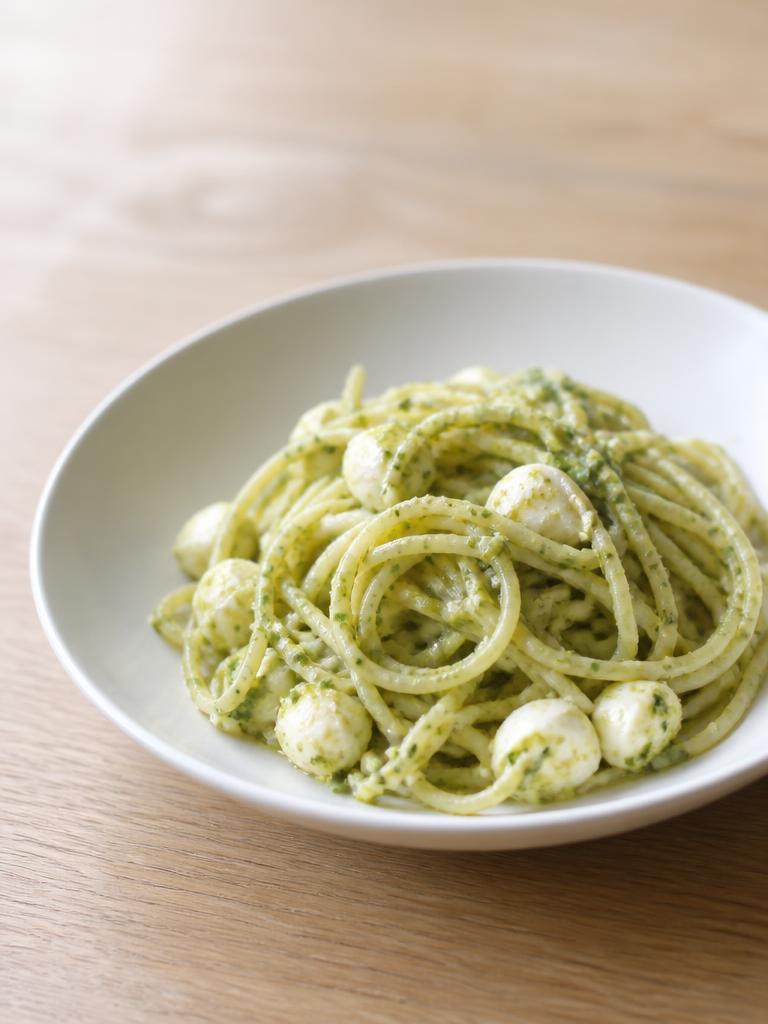 Spaghetti au pesto et à la mozzarella