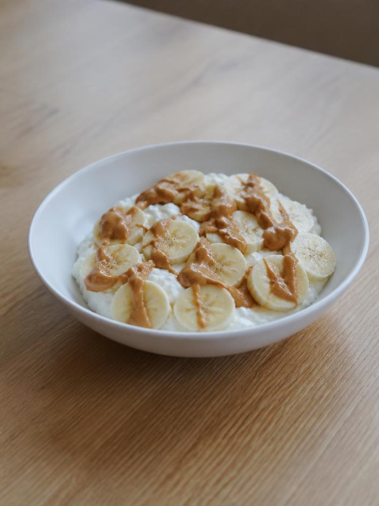 Fromage blanc, banane et beurre de cacahuète