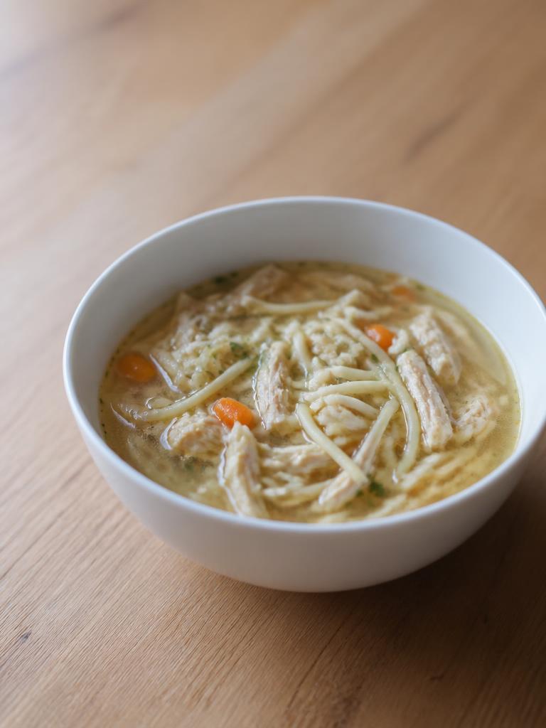 Soupe de poulet aux nouilles et gingembre