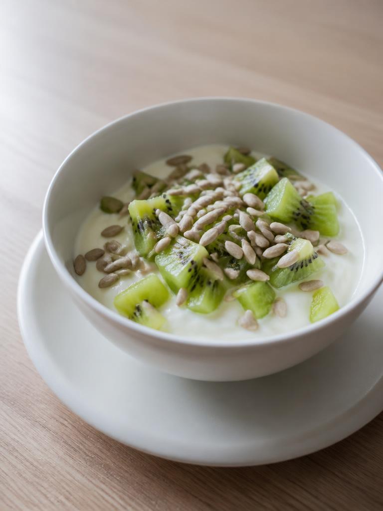 Bol de fromage blanc, kiwi et graines de tournesol