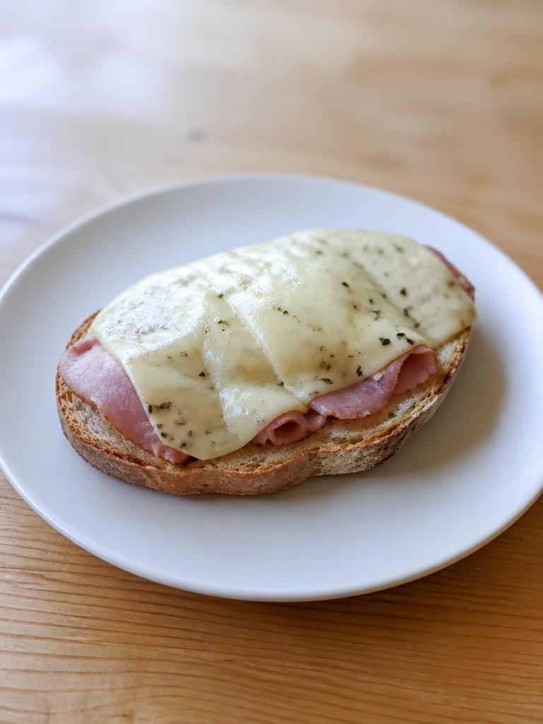 Tartines au jambon et au fromage ail et fines herbes
