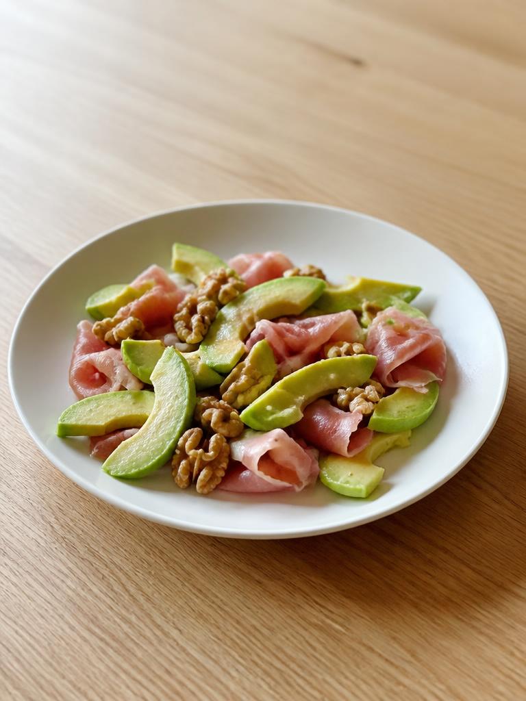 Assiette d'avocat, jambon et cerneaux de noix