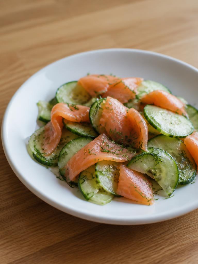 Salade de concombre au saumon fumé