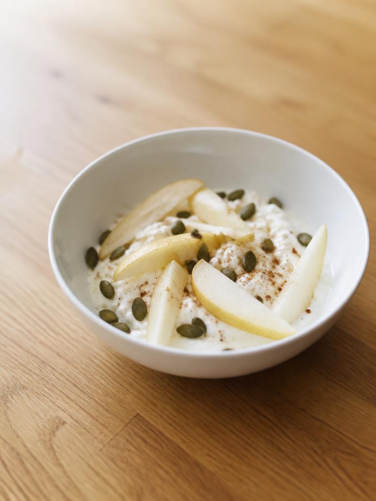 Bol de fromage blanc, poire et graines de courge