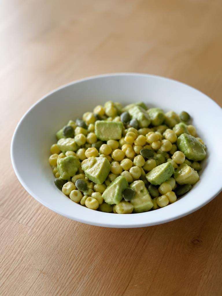 Salade d'avocat, maïs et graines de courge
