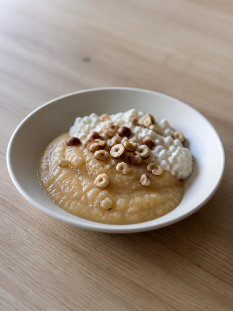 Bol de compote, petit-suisse et noisettes