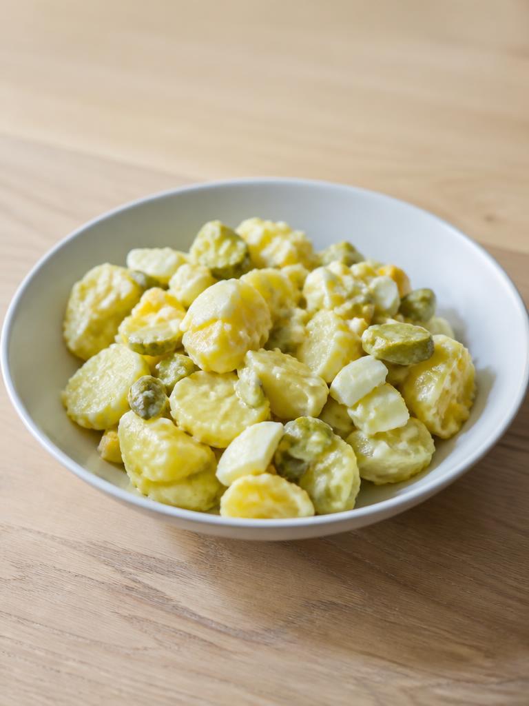 Salade de pommes de terre, œufs durs et cornichons