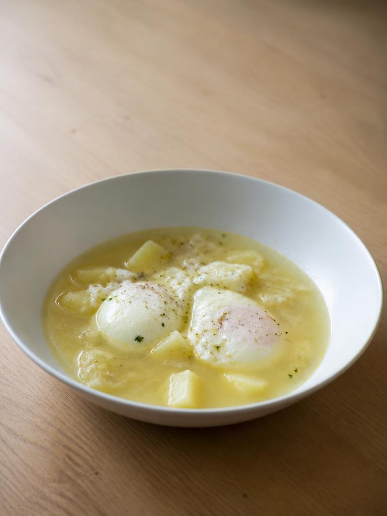 Soupe de pommes de terre aux œufs pochés
