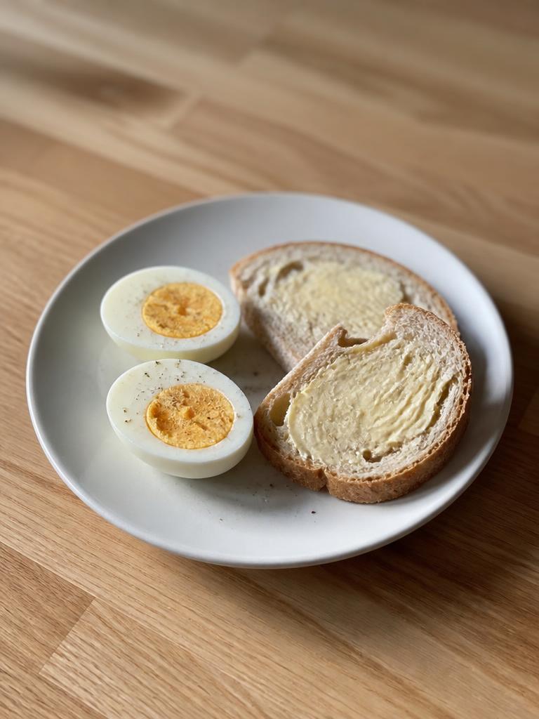 Œufs durs et tartines de beurre