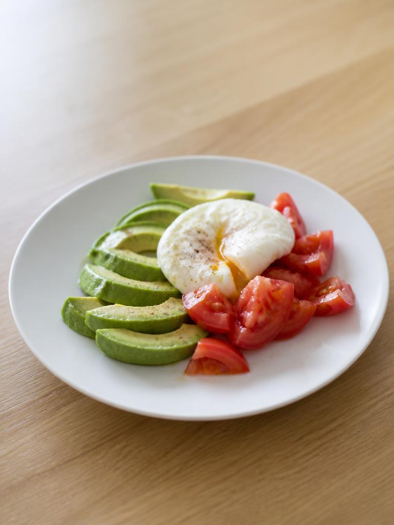 Œufs pochés au micro-ondes, avocat et tomate