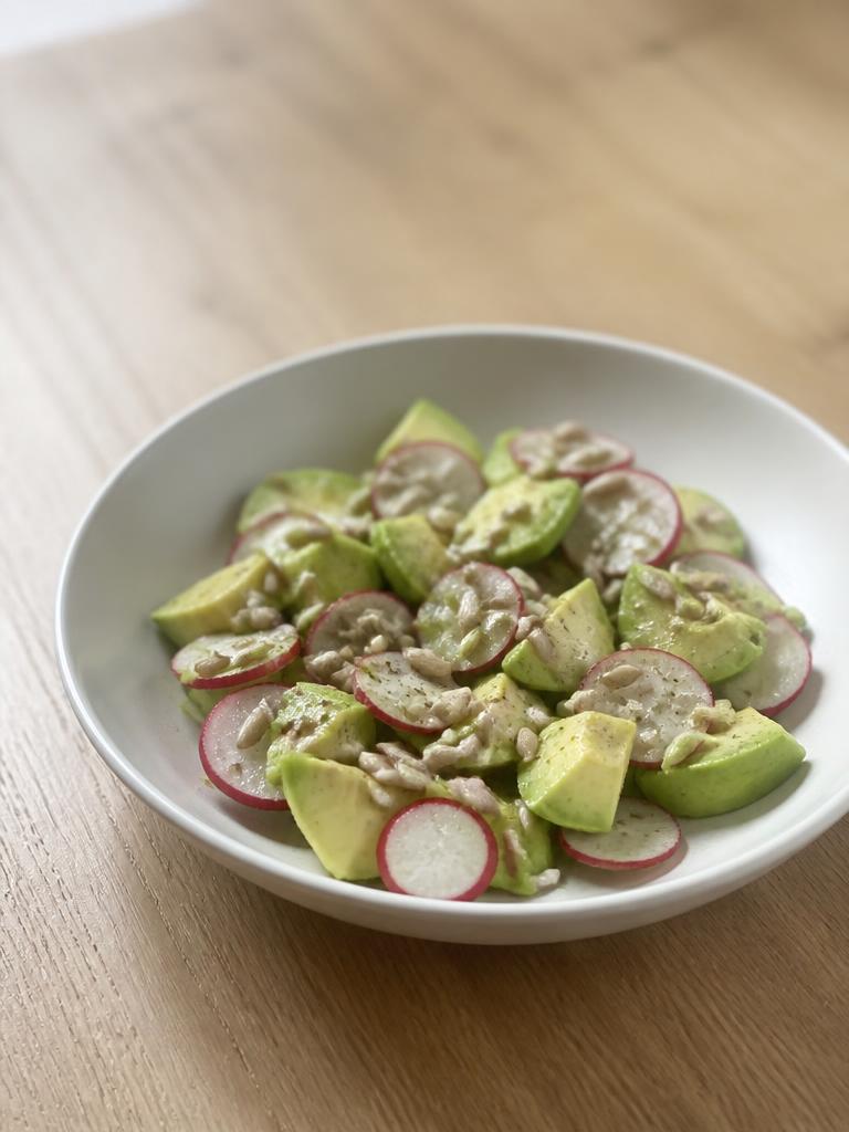 Assiette d'avocat, radis et graines de tournesol