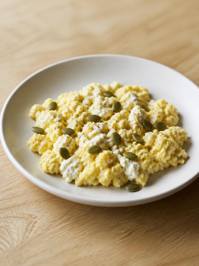 Œufs brouillés à la ricotta et aux graines de courge
