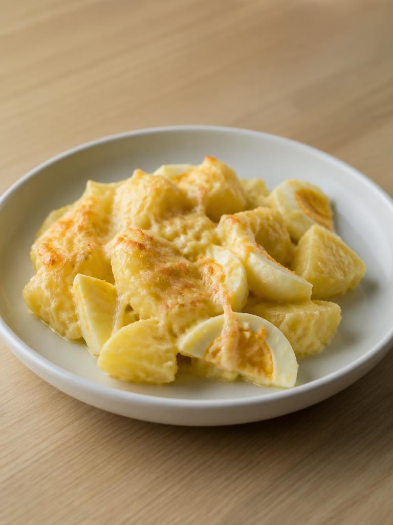 Boîte de pommes de terre, œufs durs et emmental