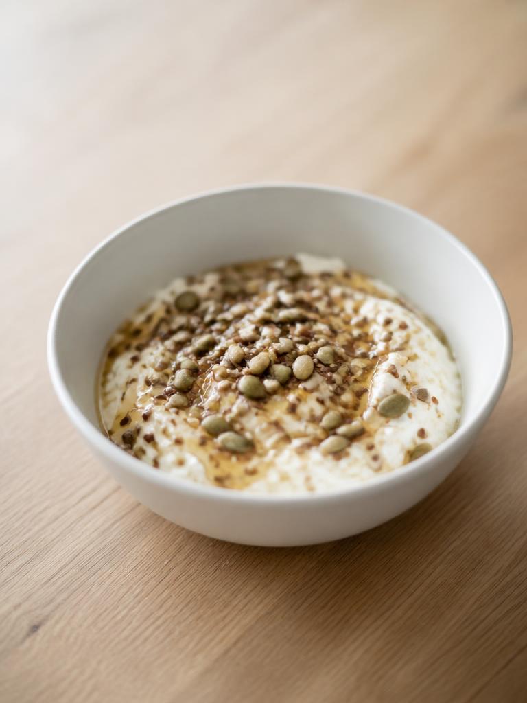 Bol de fromage blanc aux graines et au miel