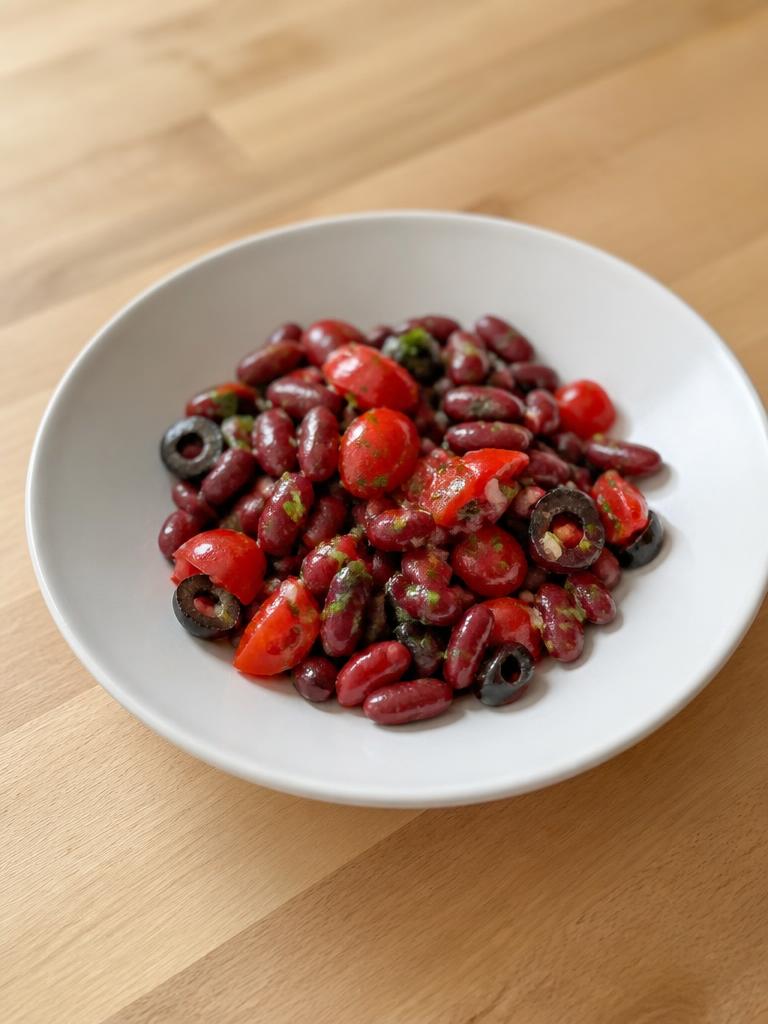 Salade de haricots rouges, tomate et olives