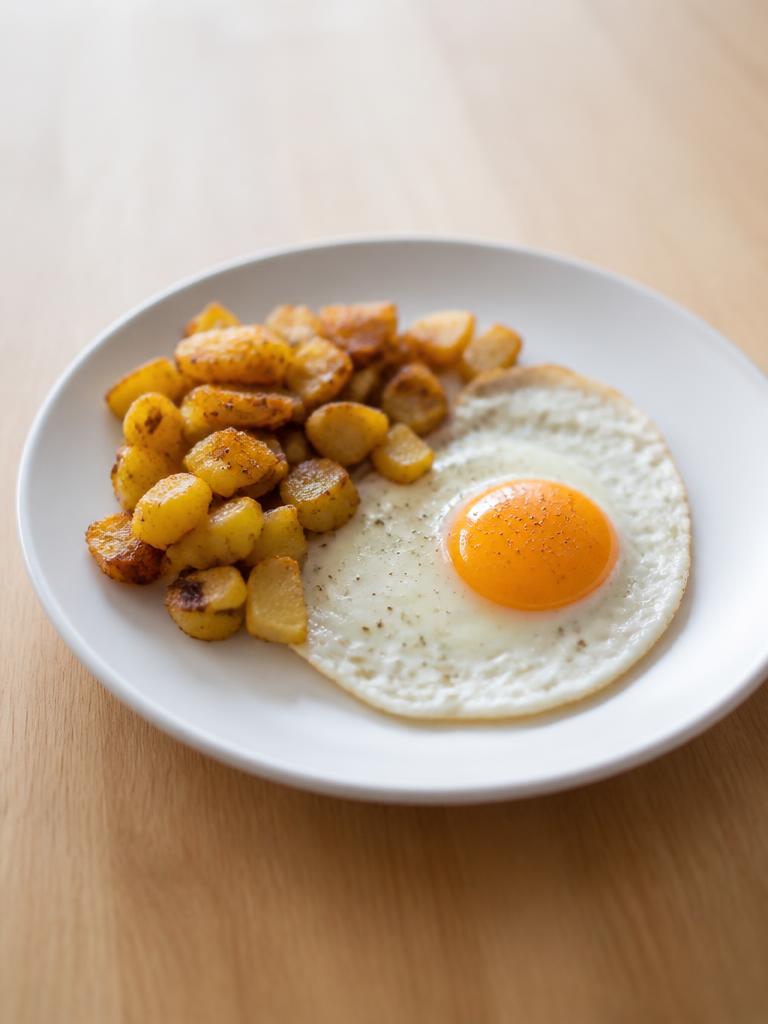 Œufs au plat et pommes de terre sautées