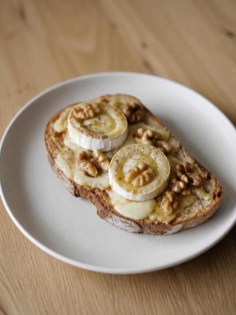 Tartine chaude au chèvre et aux noix