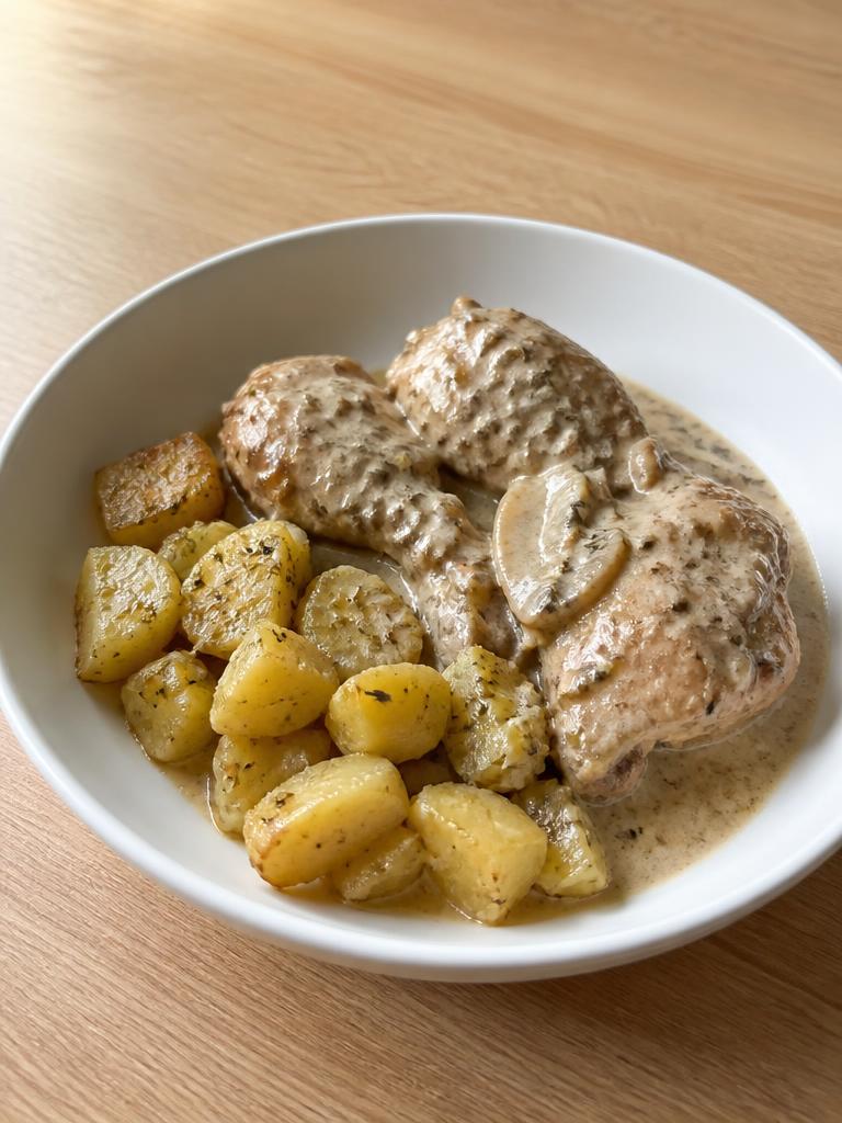 Poulet à la crème et pommes de terre au thym