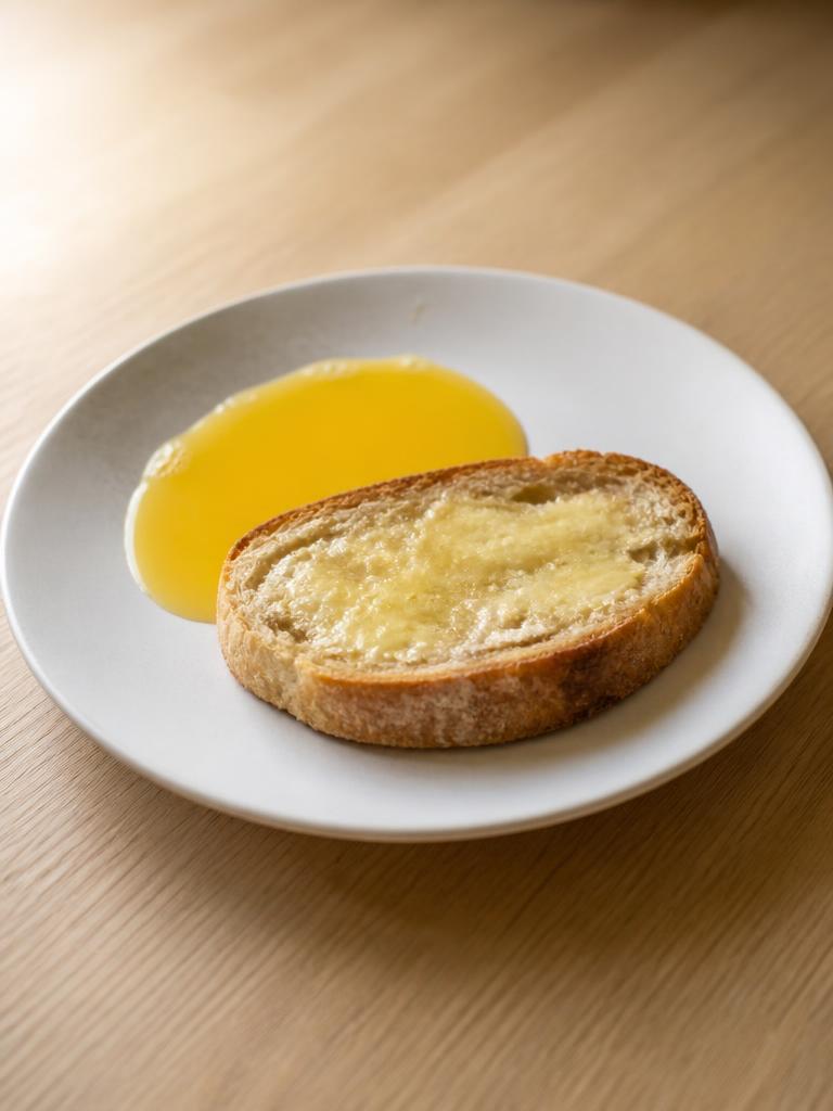 Pain beurré et jus d'orange