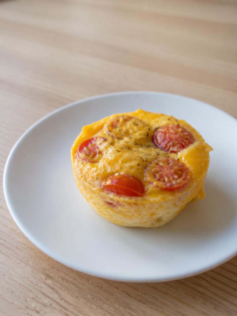 Œufs en mug au cheddar et tomates cerises