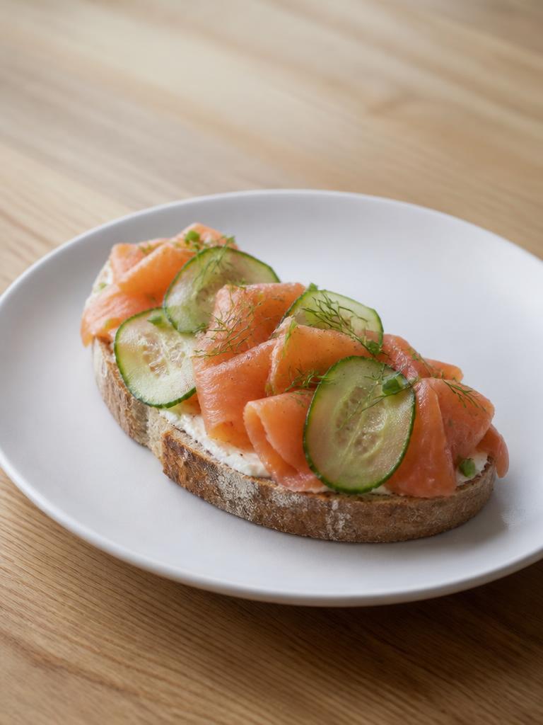 Tartines au saumon fumé et au concombre