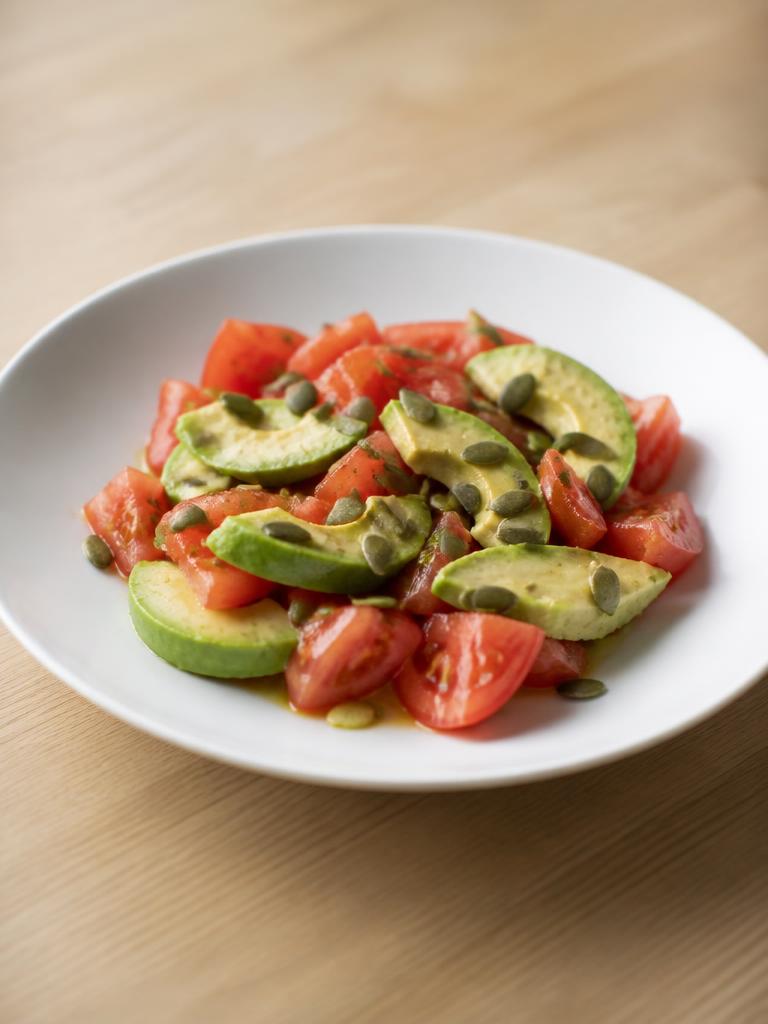 Assiette de tomate, avocat et graines de courge