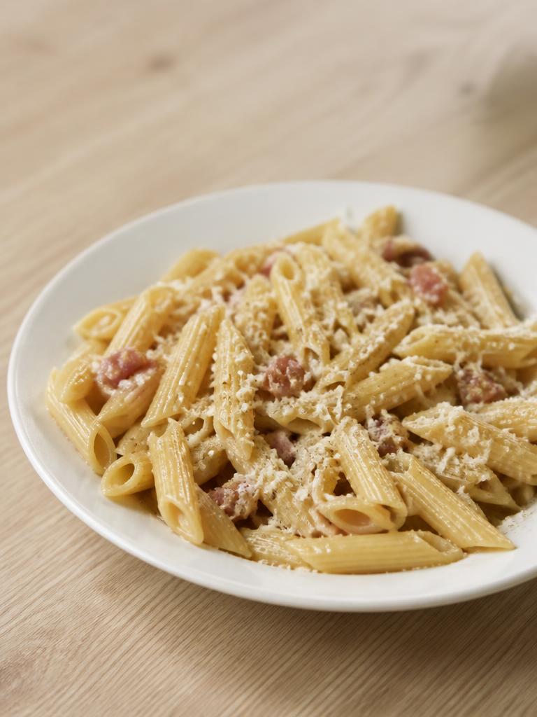 Penne au fromage râpé et lardons