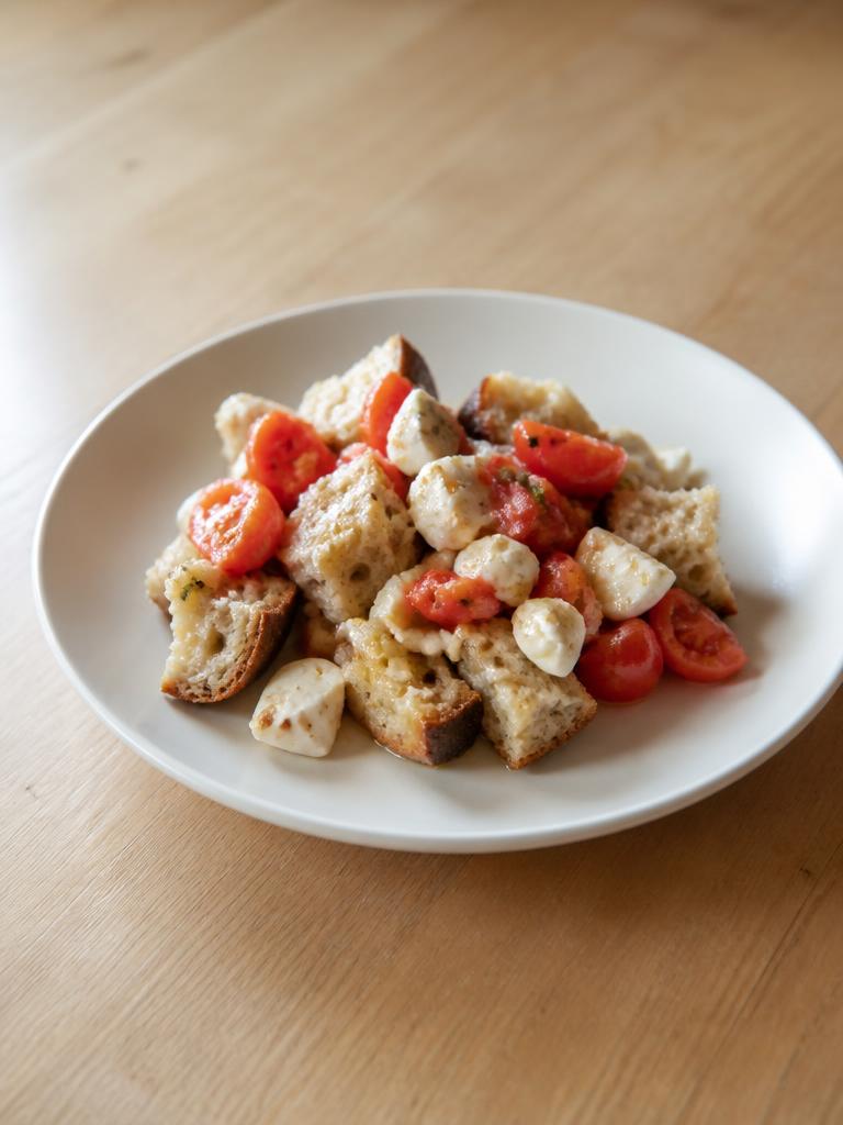 Boîte de pain, mozzarella et tomate à l'huile