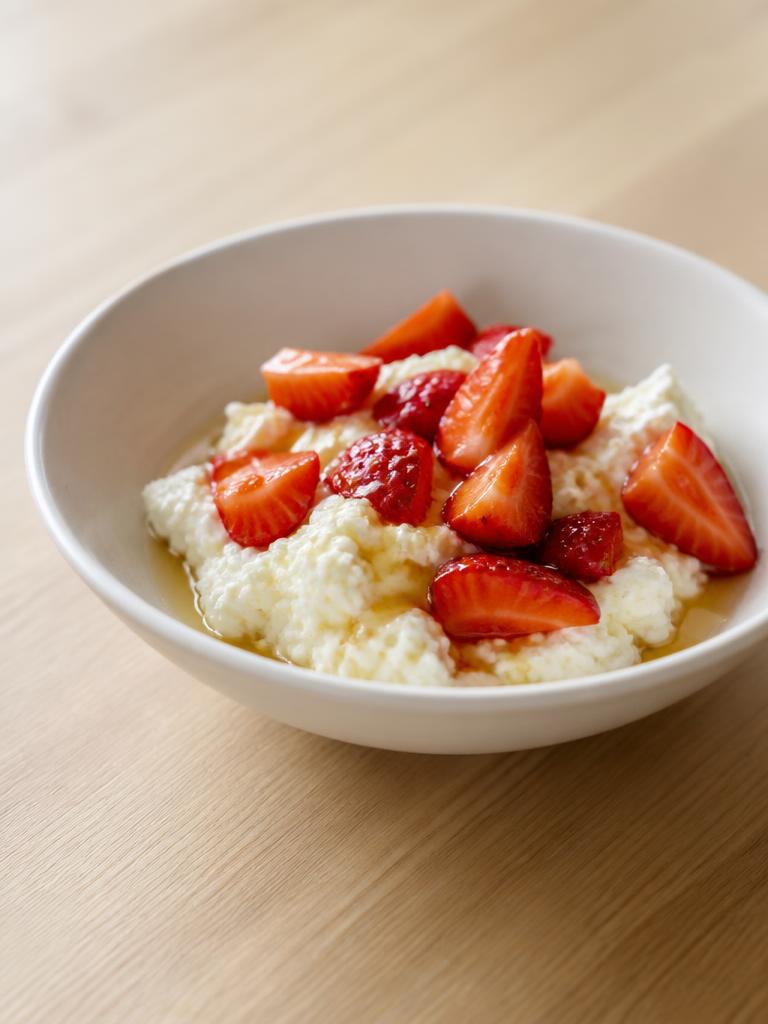 Bol de ricotta aux fraises et au miel