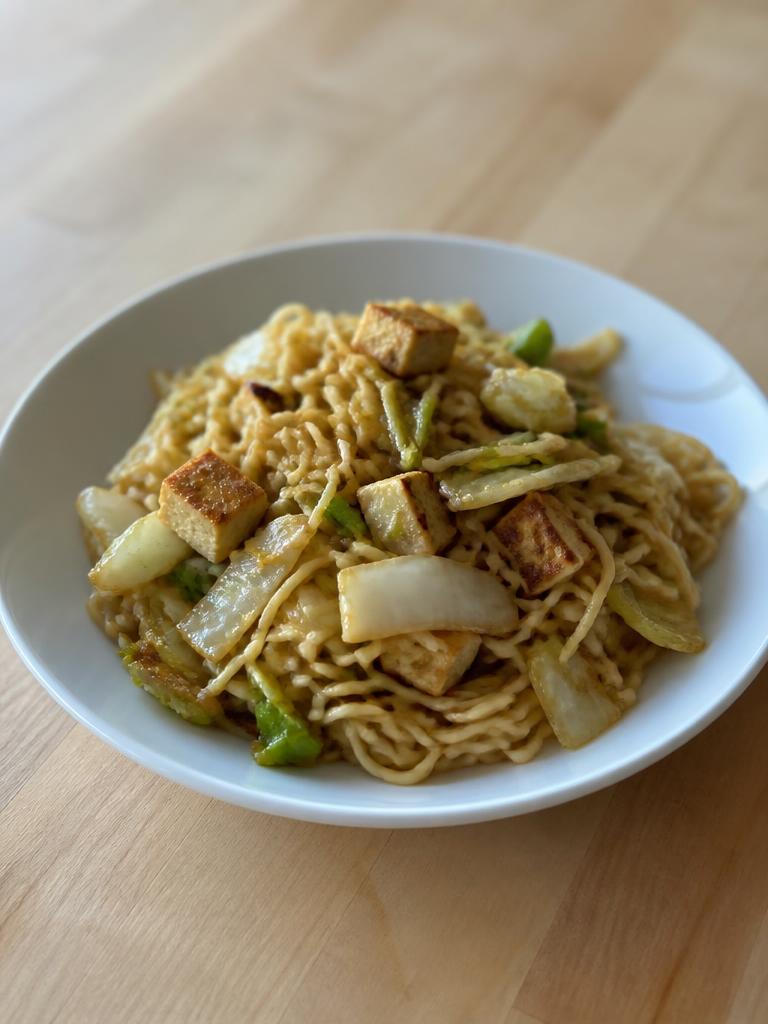Nouilles sautées au tofu et chou blanc