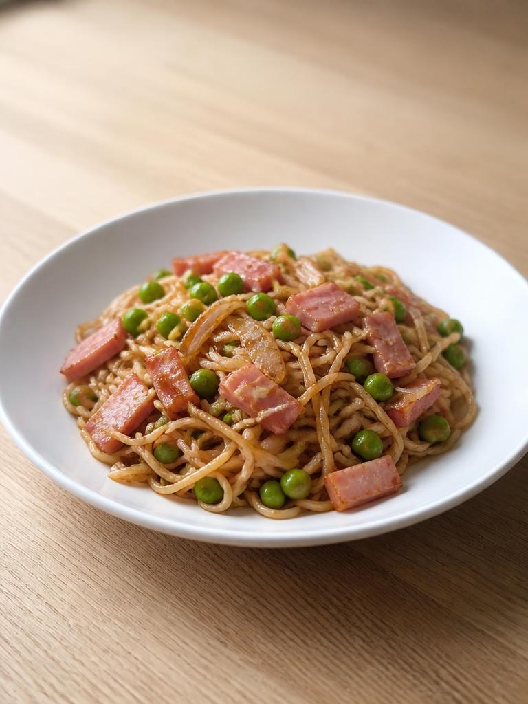 Nouilles sautées au jambon et petits pois