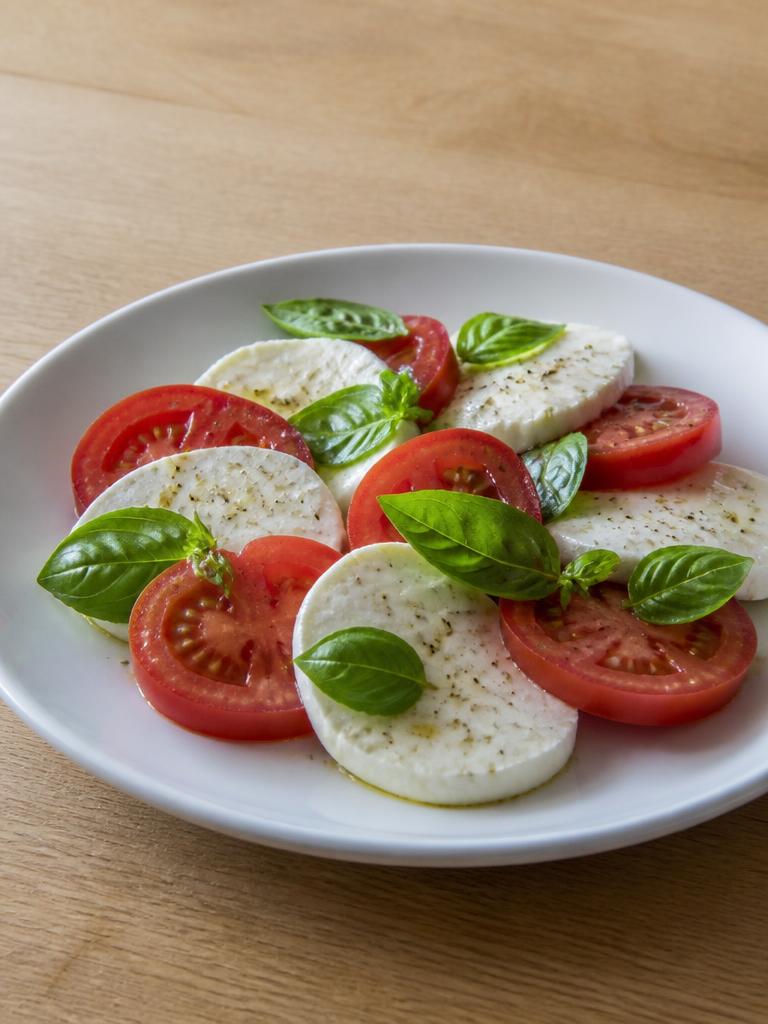 Plateau italien à la mozzarella et au basilic