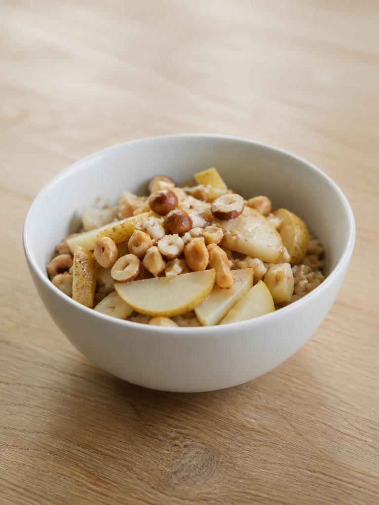 Bol de poire, cacahuète et noisettes