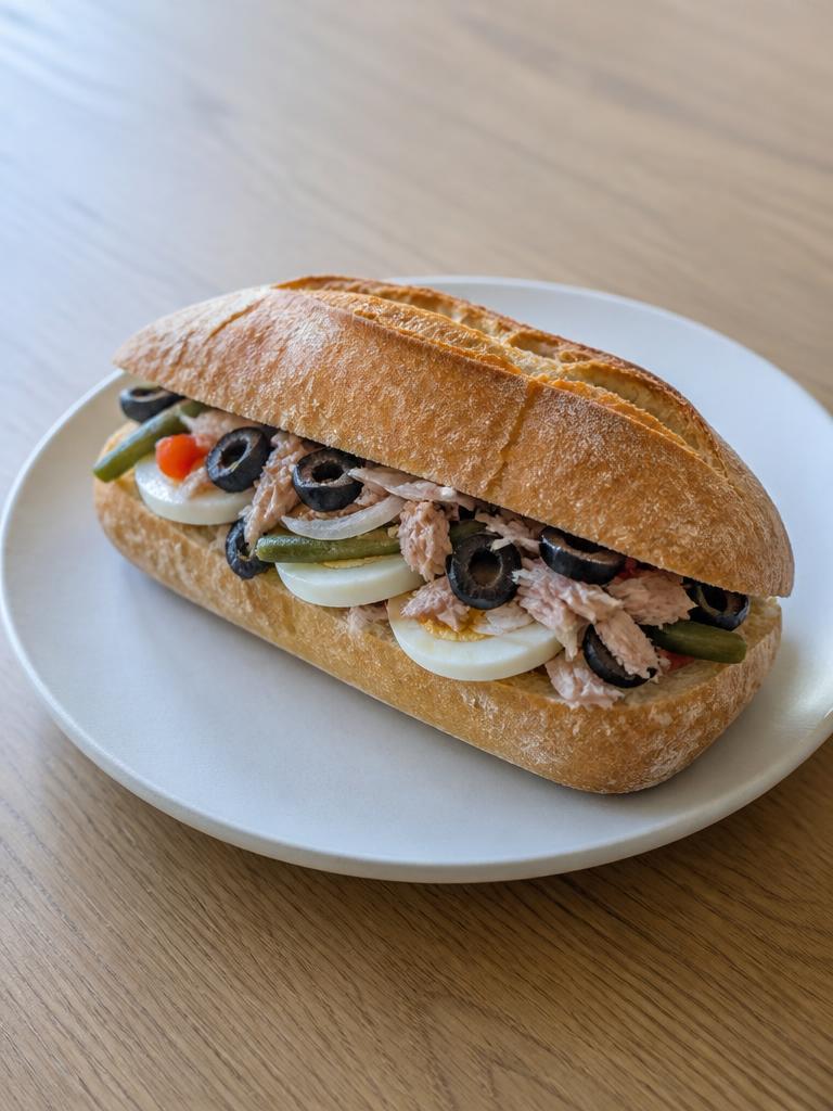Sandwich niçois au thon et olives