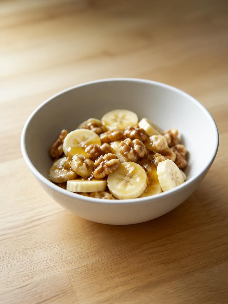 Bol de banane, noix et miel
