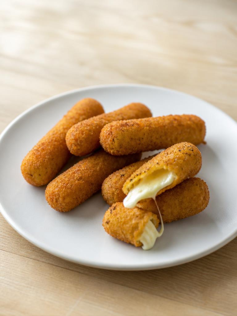 Bâtonnets de mozzarella panés et frites