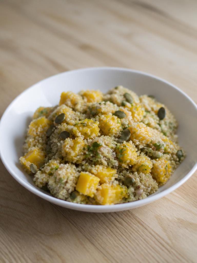 Salade de quinoa, mangue et graines de courge